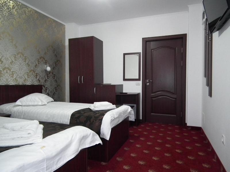 Twin Room image 4