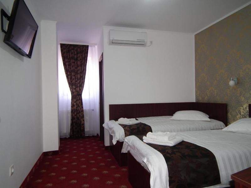 Twin Room image 3