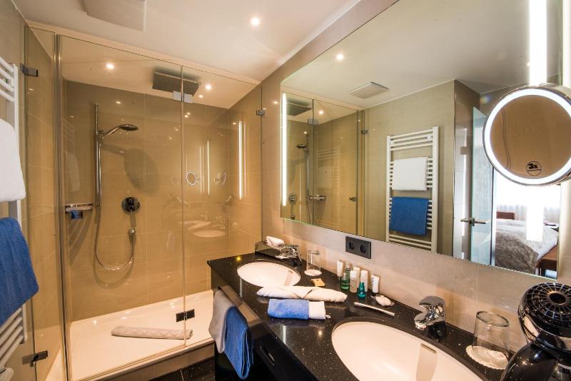 Junior Suite with Balcony image 3