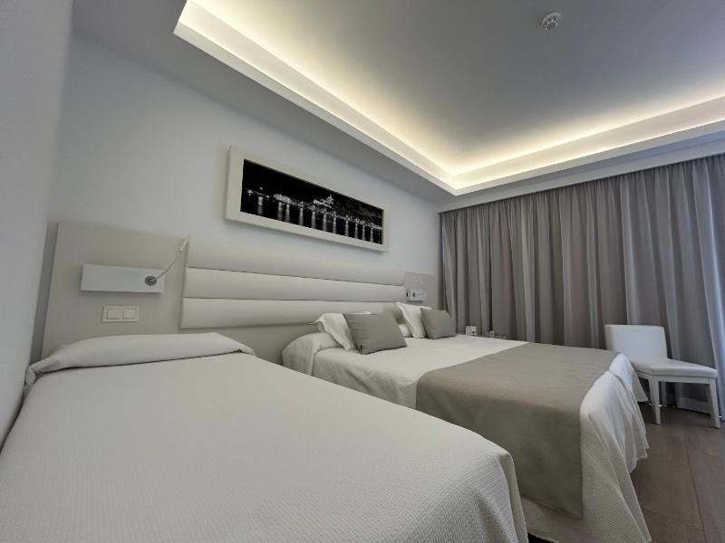 Double Room with Street View - Extra Bed image 4