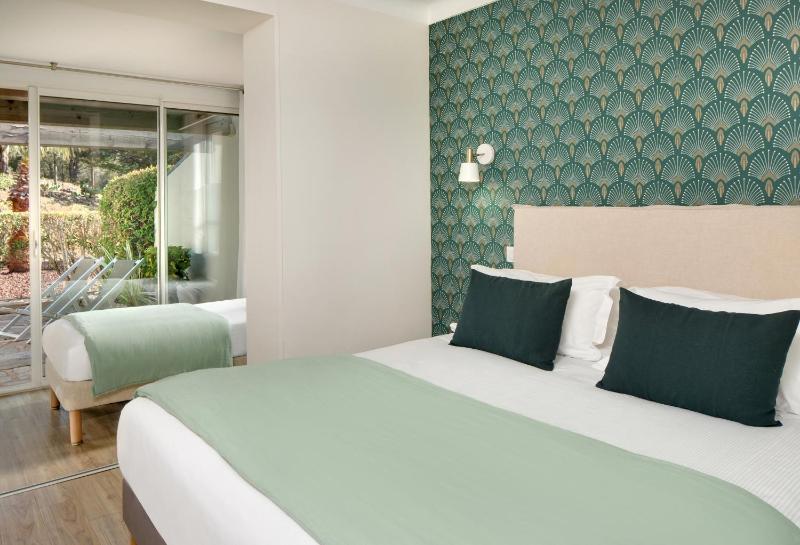 Triple Room with Garden View image 3