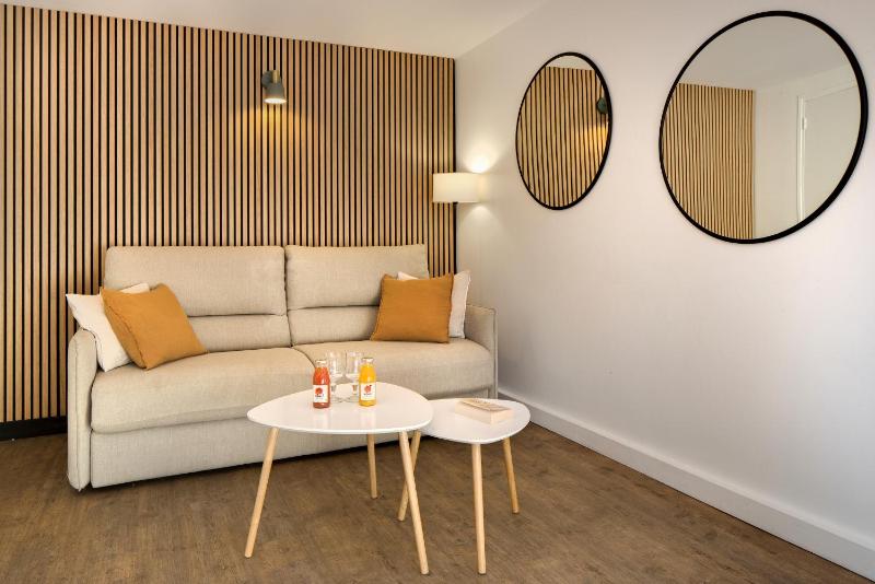 Junior Suite with Garden View image 3