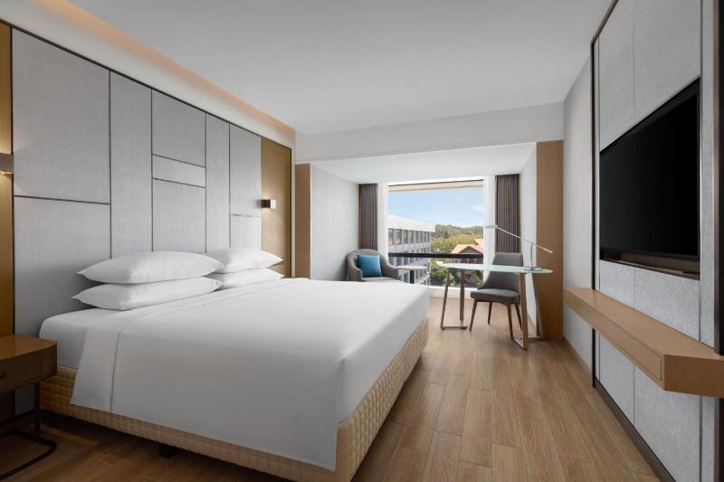 Deluxe King Room with Pool View image 2