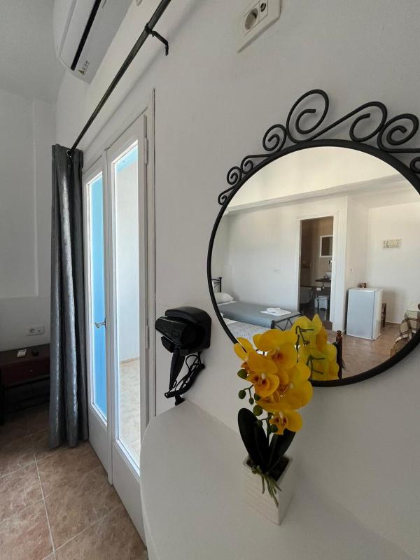Triple Room with Sea View image 3