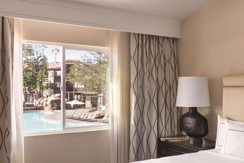 Queen Suite with Two Queen Beds and Resort View - Non-Smoking image 1