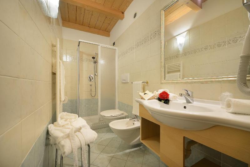 Superior Twin Room image 3