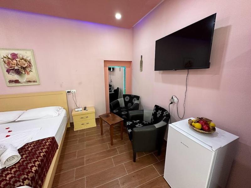 Deluxe King Room image 3