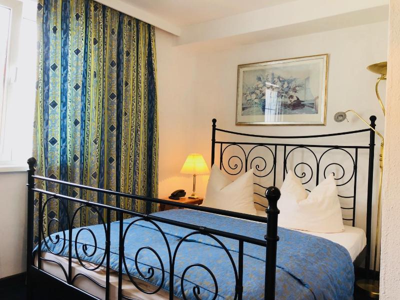 Small Double Room image 3