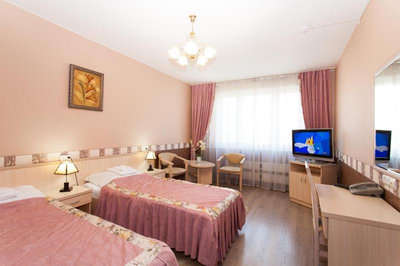 Economy Twin Room with Shared Bathroom and Kitchen image 2