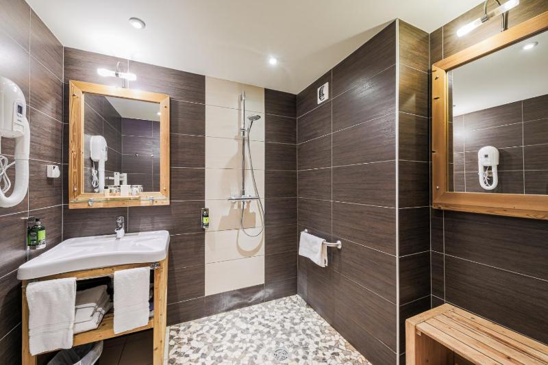 King Room with Roll-In Shower - Disability Access image 3