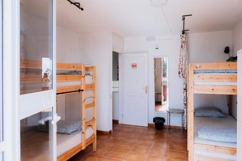 Bed in 4-Bed Mixed Dormitory Room with Terrace image 3