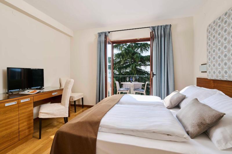 Standard Double or Twin Room image 1