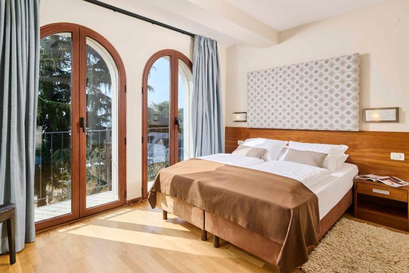 Standard Double or Twin Room image 3