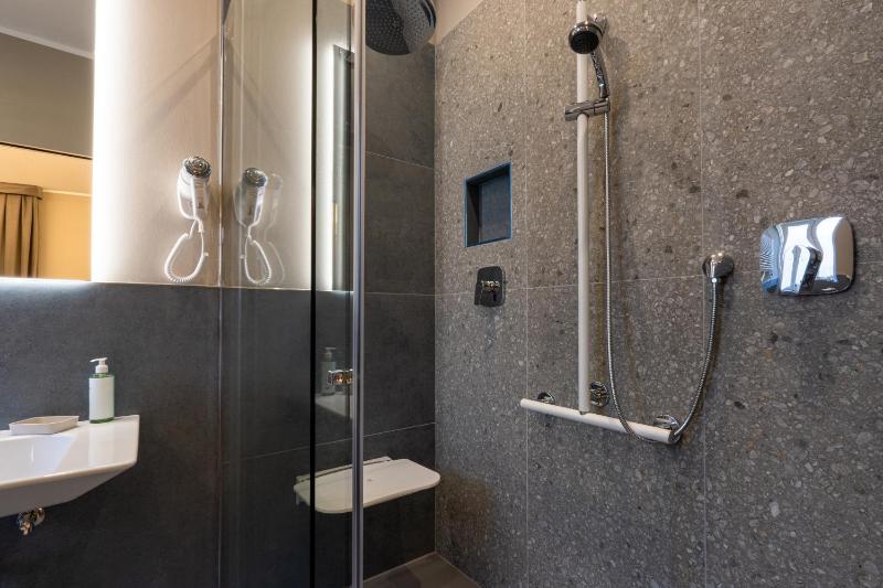 Double or Twin Room image 4