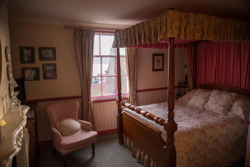 Double Room with Four Poster Bed and Sea View (4) image 3