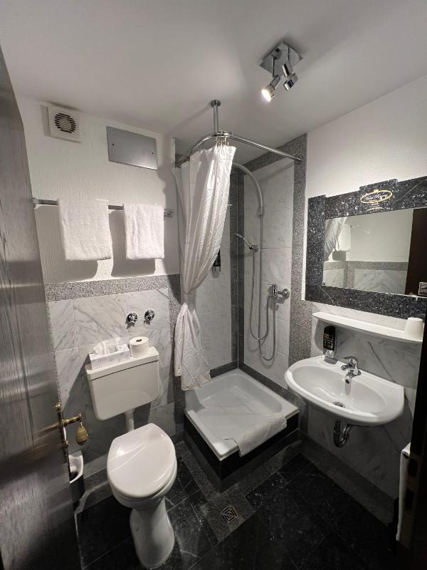 Standard Single Room image 2