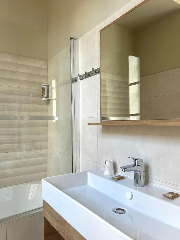 Superior Twin Room image 4