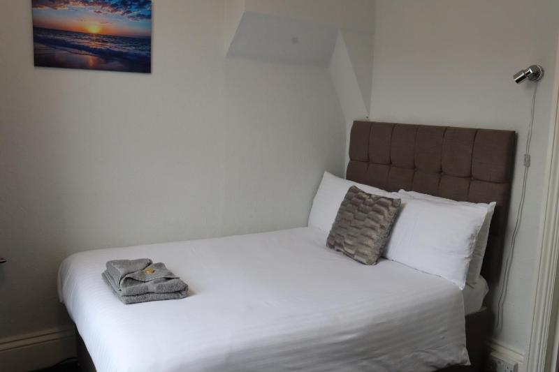 Single Room Ensuite with Shower image 1