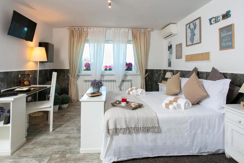 Double Room image 3