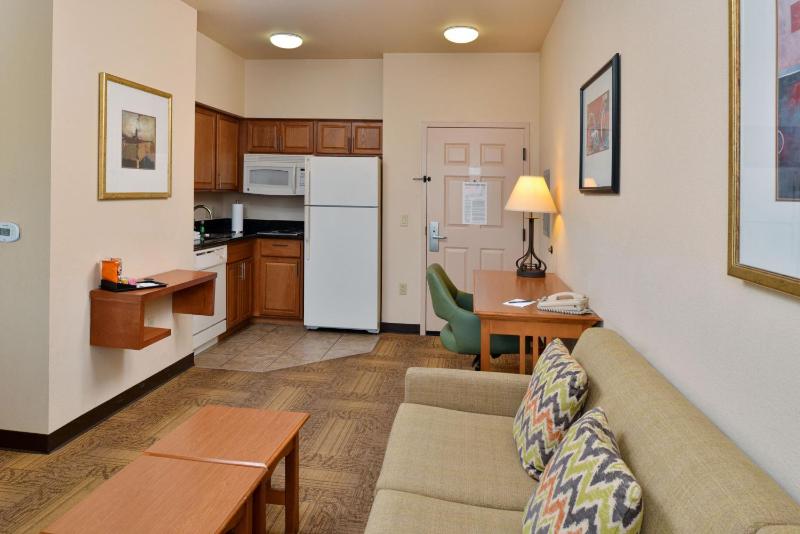 Queen Studio Suite - Hearing Accessible/ Non-Smoking image 4