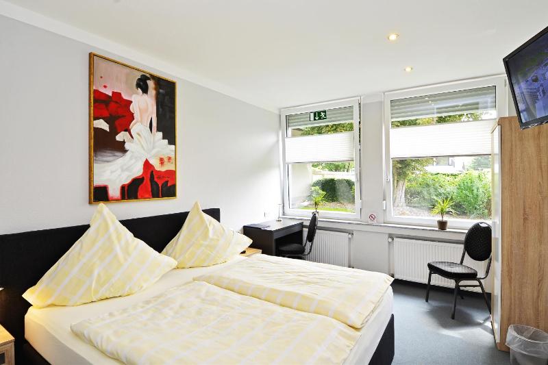 Double Room with Garden View image 3