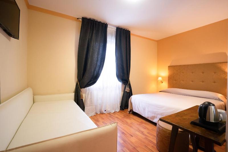Standard Double or Twin Room image 1