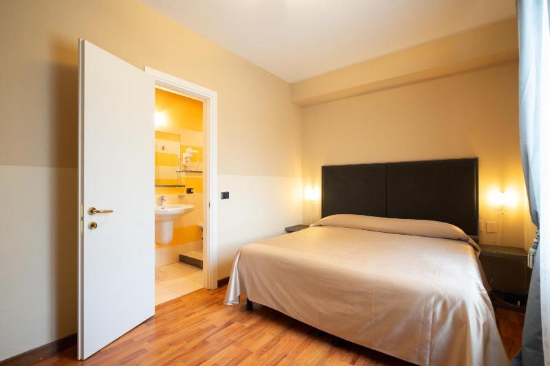 Standard Double or Twin Room image 4