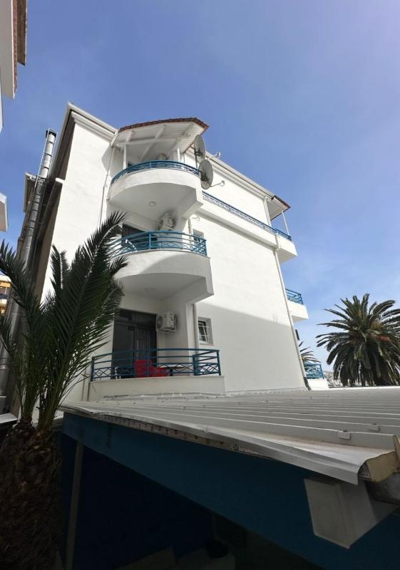 Standard Triple Room with Sea View image 2