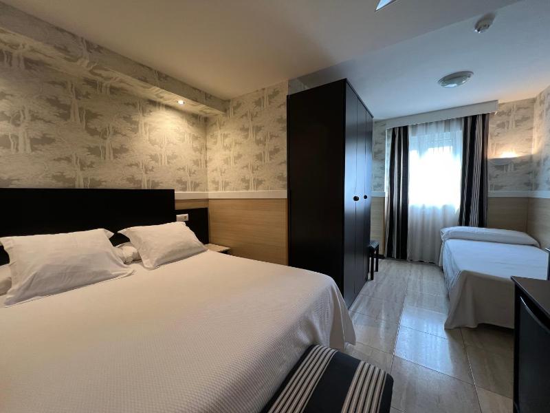 Standard Triple Room image 4