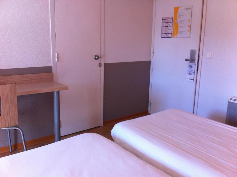 Classic Twin Room image 2