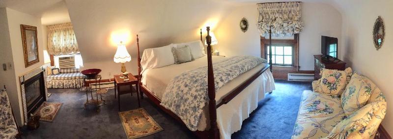 Deluxe King Room image 2