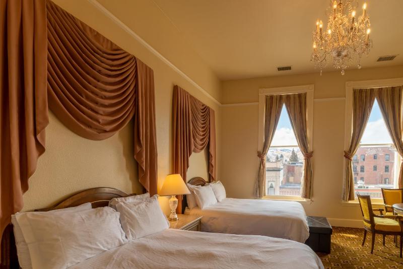 Queen Room with Two Queen Beds image 3