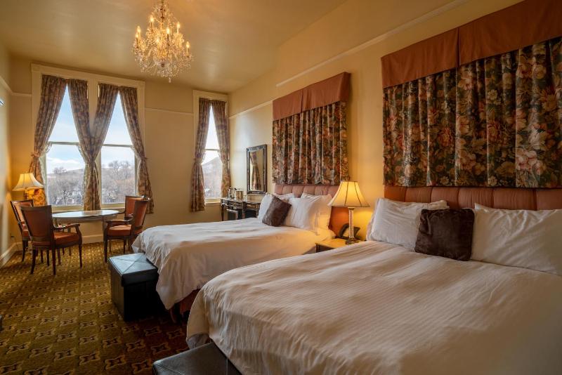 Queen Room with Two Queen Beds image 4