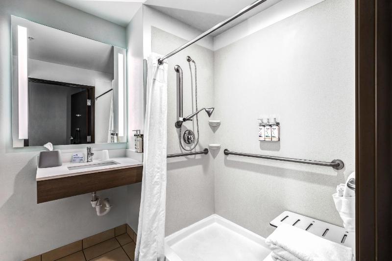 Queen Room with Two Queen Beds - Disability Access Hearing Accessible - Roll-In Shower image 4