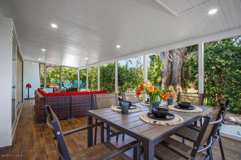 Gorgeous Grove Contemporary Family Home - image 12