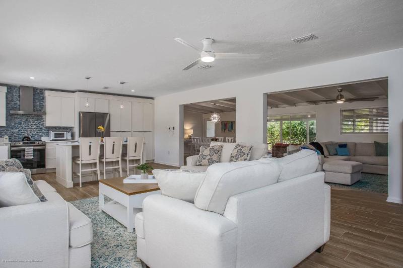 Gorgeous Grove Contemporary Family Home - image 9