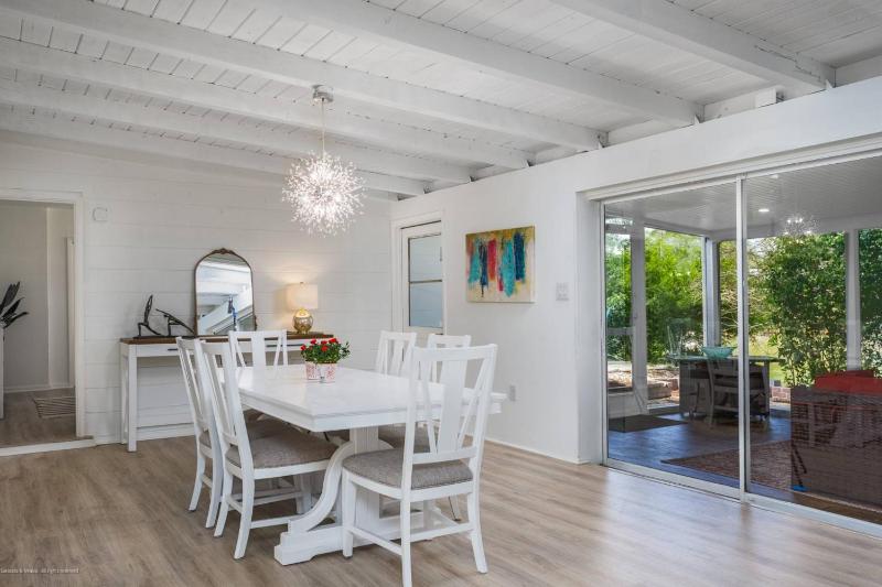 Gorgeous Grove Contemporary Family Home - image 18