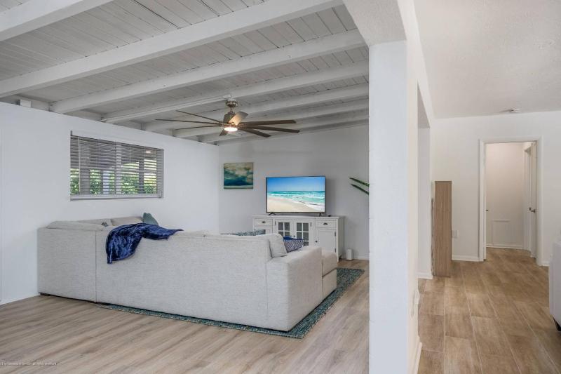 Gorgeous Grove Contemporary Family Home - image 32