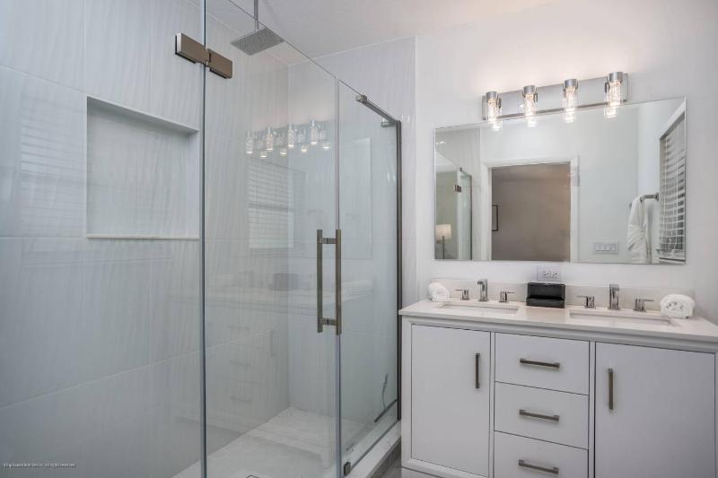 Gorgeous Grove Contemporary Family Home - image 37