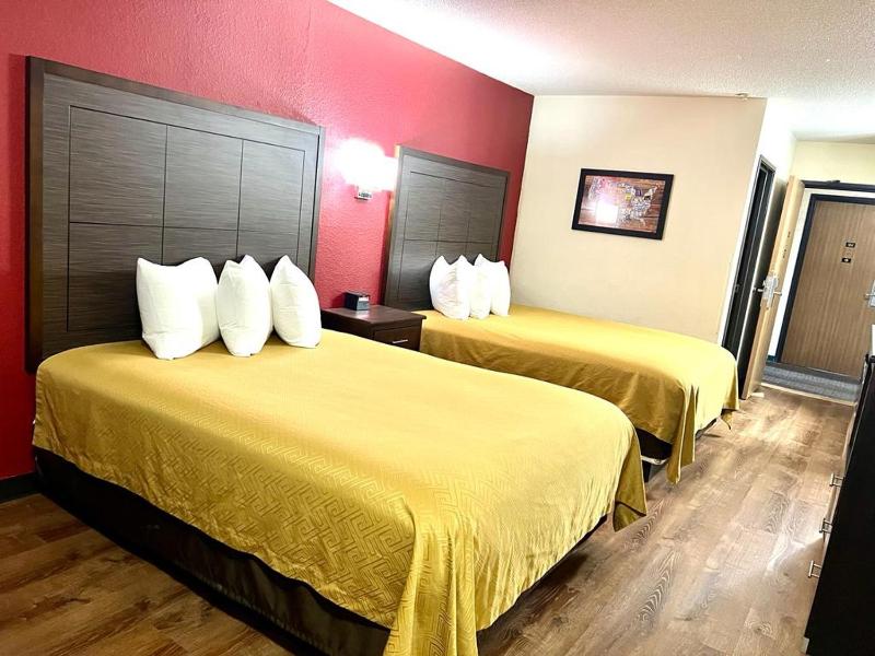 Queen Room with Two Queen Beds - Non-Smoking image 2