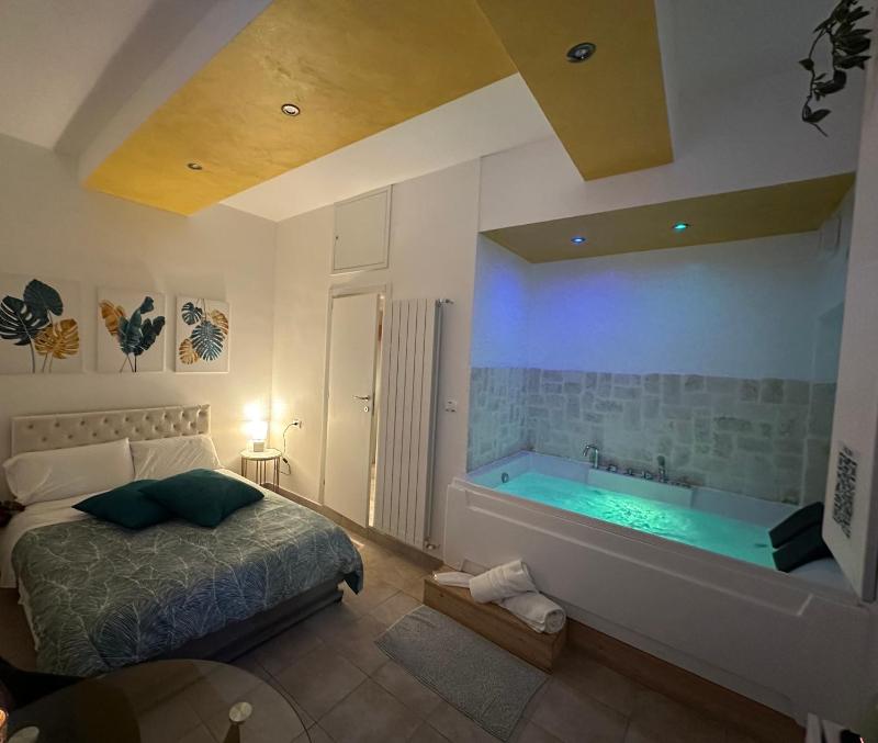 Le Plaisir Luxury Room con vasca idromassaggio Images