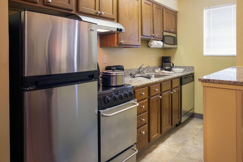 Two Bedroom Suite - Queen in Each image 4