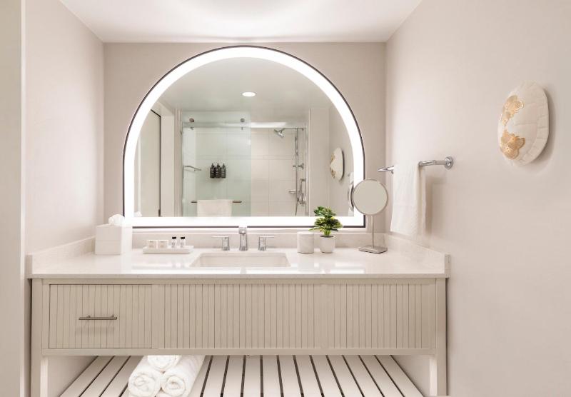 Standard King Room with View - Hearing Accessible image 2