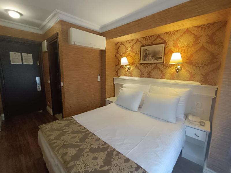 Double or Twin Room image 3