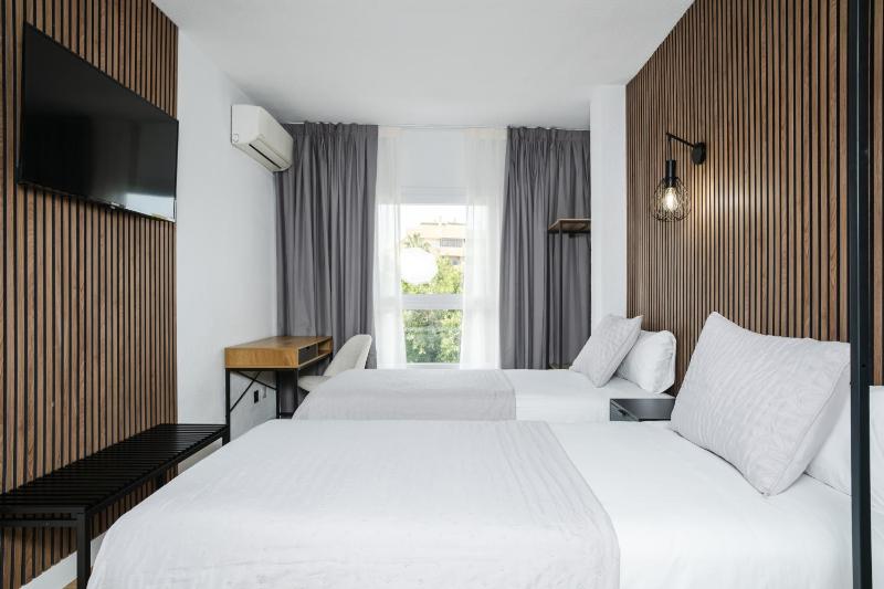 Superior Twin Room image 2
