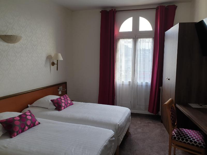 Privilege Twin Room image 2