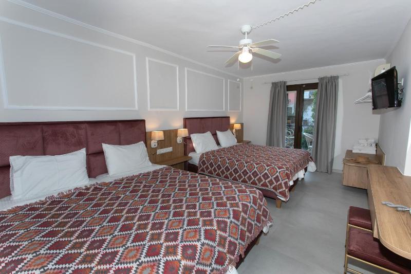Paradise Hotel - image 14