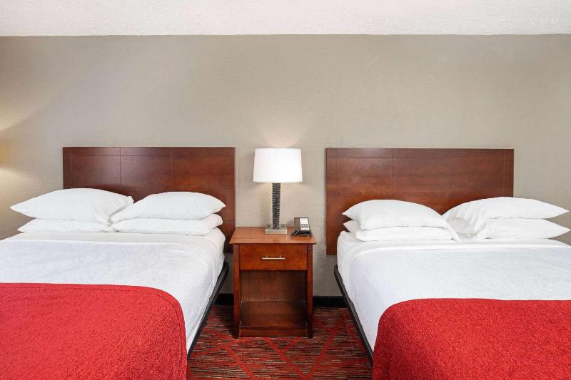 Queen Room with Two Queen Beds - Non-Smoking image 3