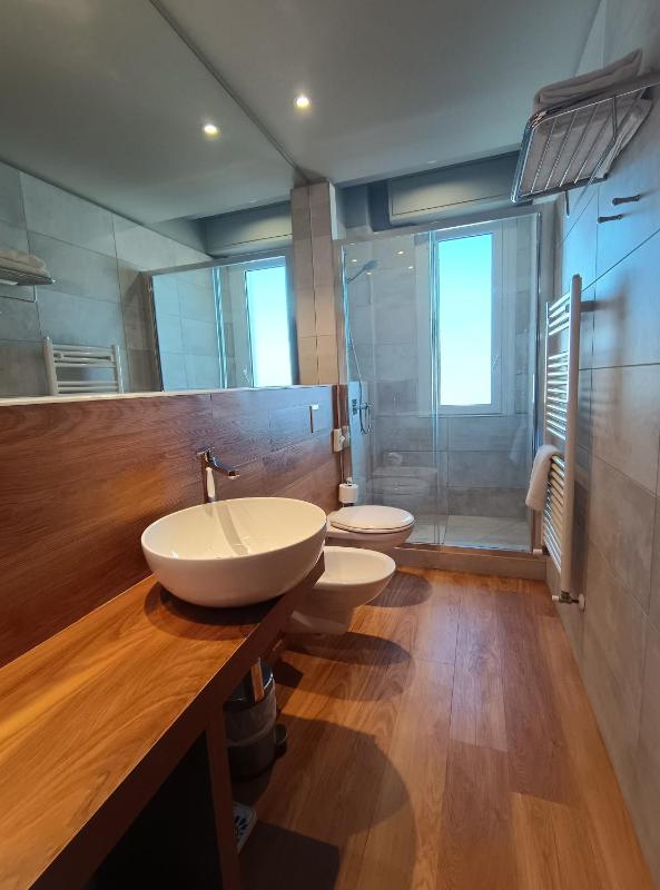 Deluxe Double Room with Balcony and Sea View image 4