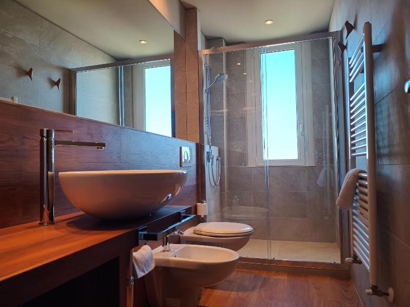 Deluxe Double Room with Terrace image 3